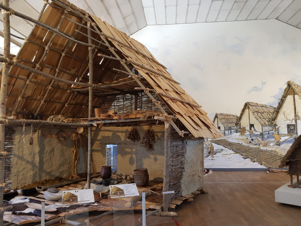 Espace archéologique à Clairvaux – reconstitution maison lacustres du Néolithique