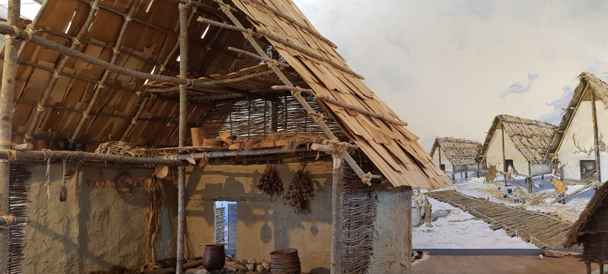 Espace archéologique à Clairvaux – reconstitution maison lacustres du Néolithique