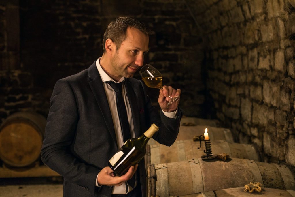Dégustation de Vin Jaune en cave © Nicolas Gascard / Jura Tourisme