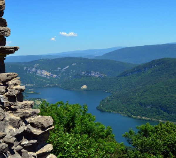 Lac de Cloiselet vue depuis le Château d’Oliferne © Jura Tourisme