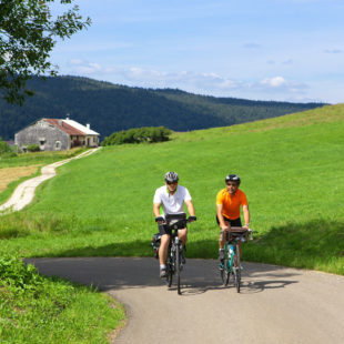 Cyclistes en itinérance dans le Haut-Jura