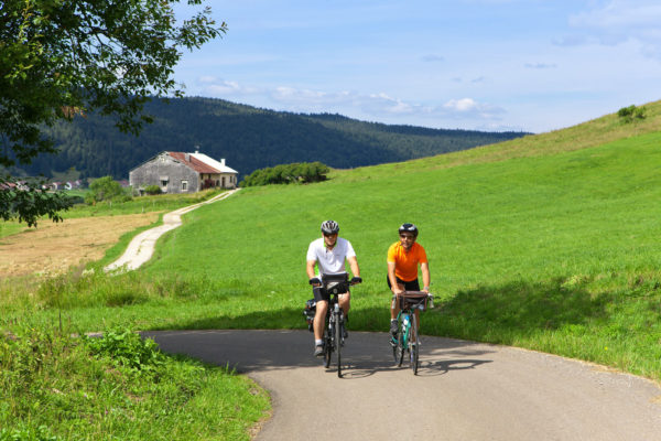 Cyclistes en itinérance dans le Haut-Jura