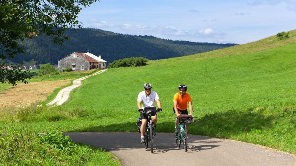 Cyclistes en itinérance dans le Haut-Jura