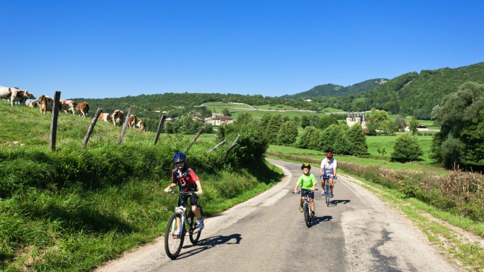 Cycliste vers le Château de Cornod © Stéphane Godin/Jura Tourisme