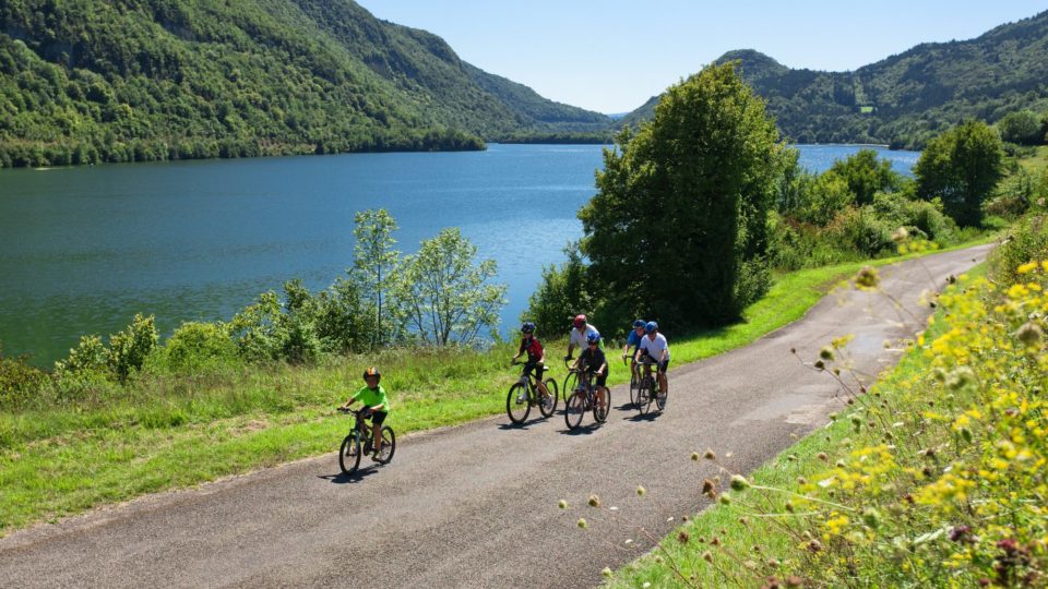 Cyclos au lac de Coiselet  © Stéphane Godin/Jura Tourisme