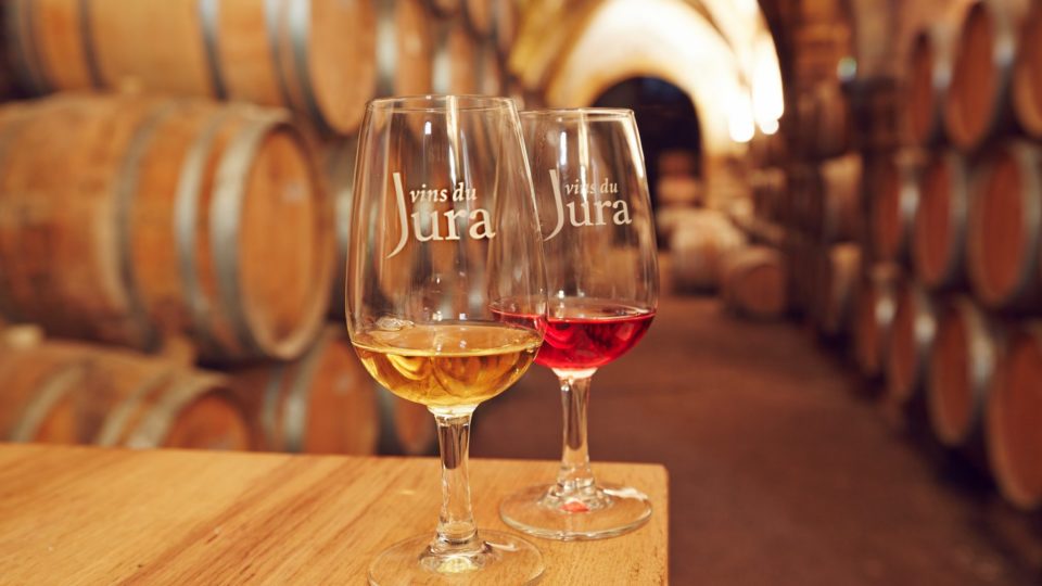 Dégustation en cave de vins du Jura © Maxime Coquard/Jura Tourisme