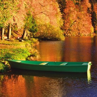 Barque de pêcheur sur le lac de Chalain en Automne