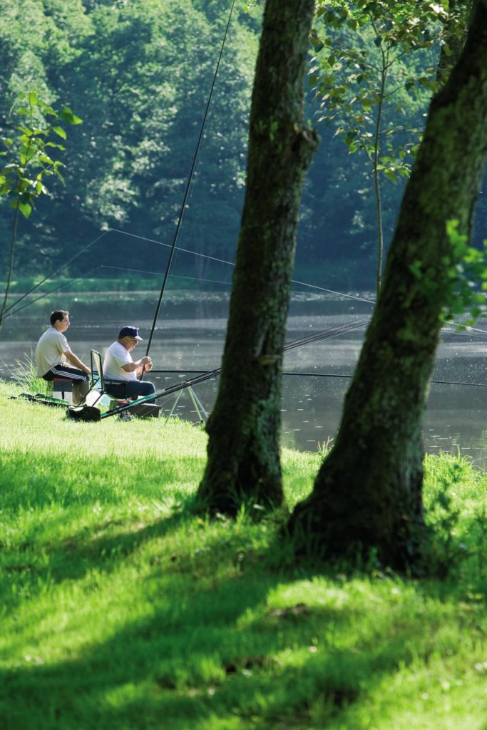 Pêcheurs sur les bords du lac de Vouglans © Stéphane Godin / Jura Tourisme