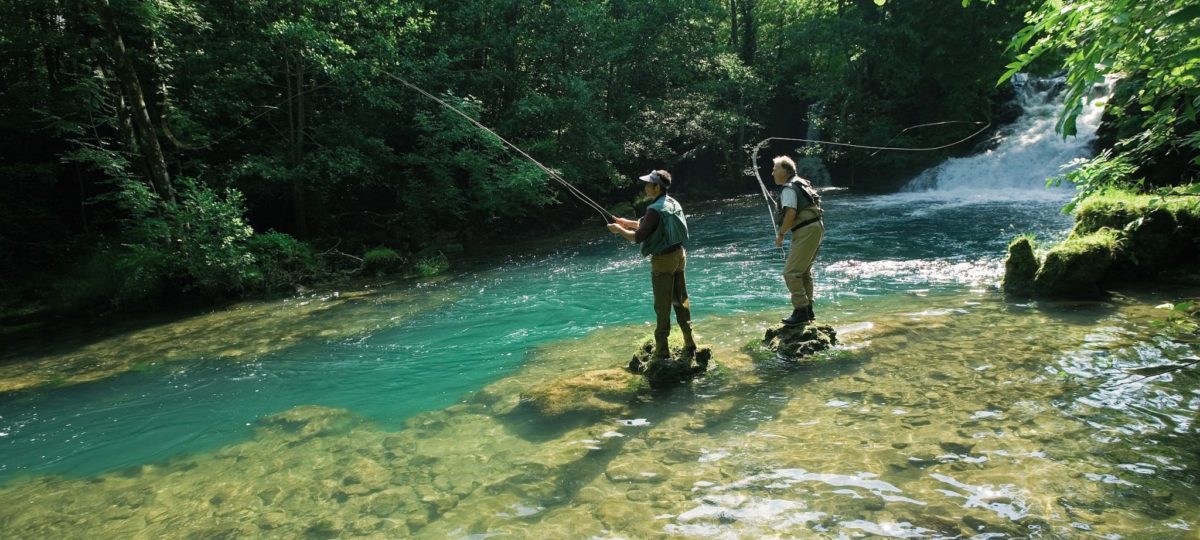 Pêcheurs à la mouche au pied des cascades des Planches près d'Arbois