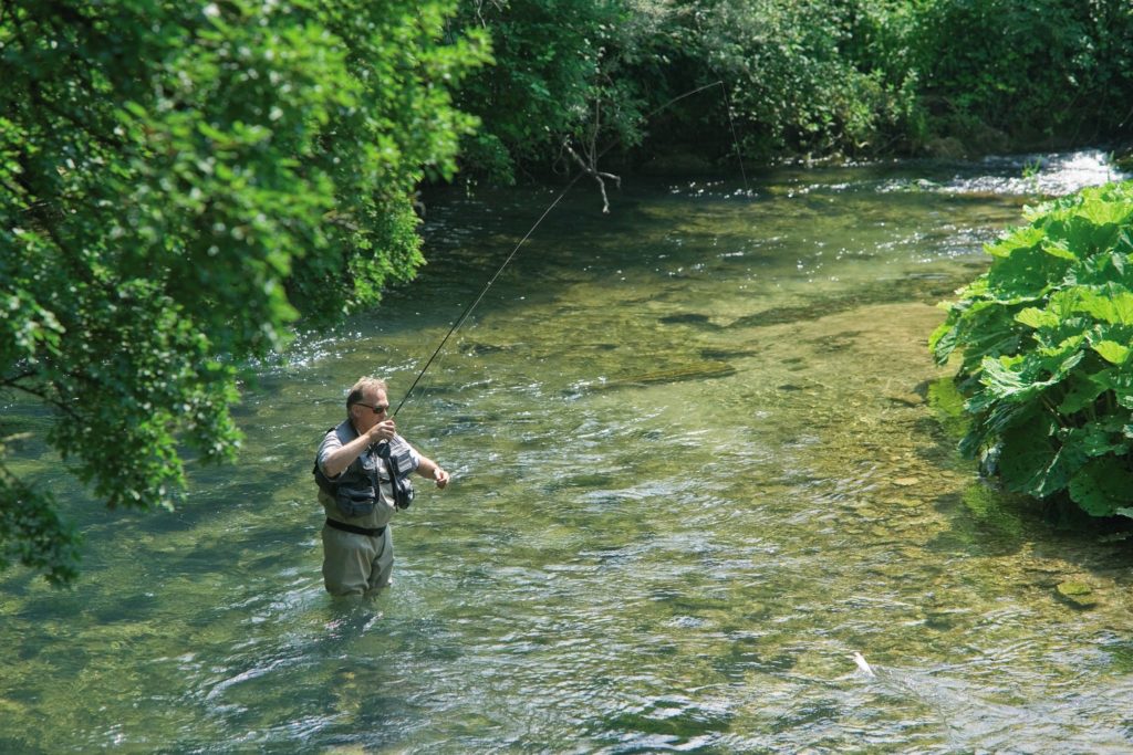 Pêcheurs à la mouche dans l’Ain © Stéphane Godin / Jura Tourisme