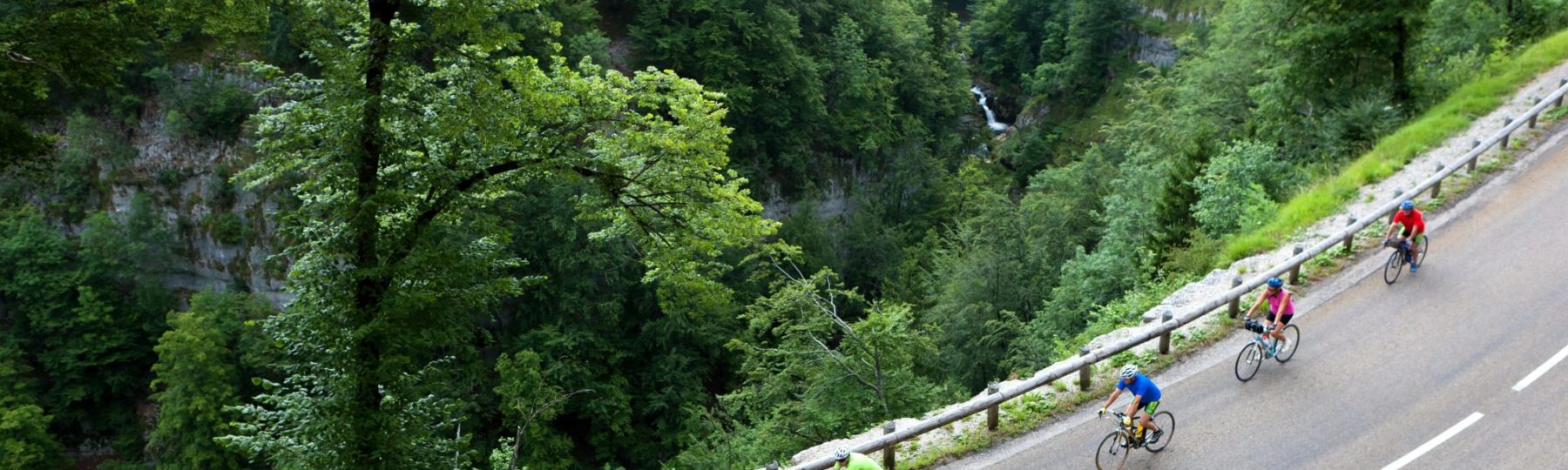 Cyclistes le long de la gorges de la Saine © Stéphane Godin/Jura Tourisme