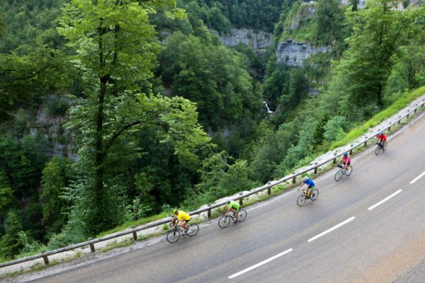 Cyclistes le long de la gorges de la Saine