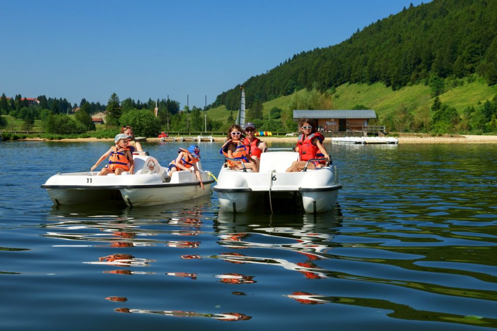 Pédalo sur le Lac des Rousses © Stéphane Godin/Jura Tourisme