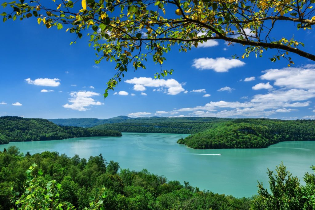 Le lac de Vouglans, paradis de la pêche jurassienne