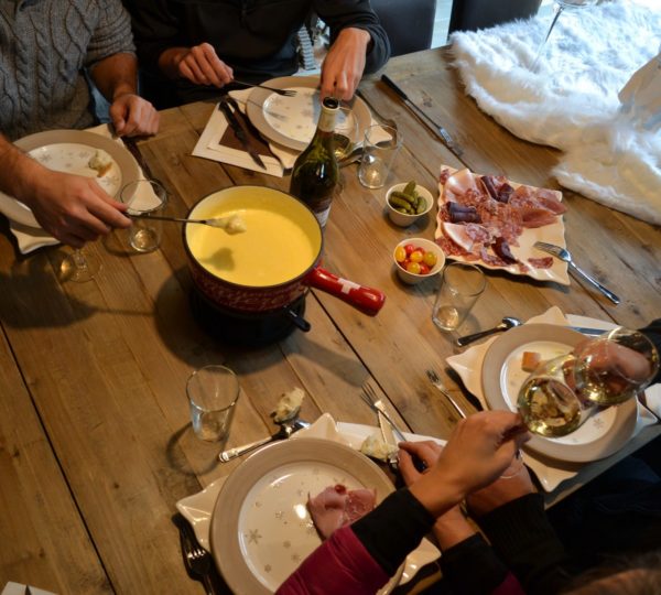 Fondue jurassienne dans un hébergement de la Station des Rousses © Jura Tourisme