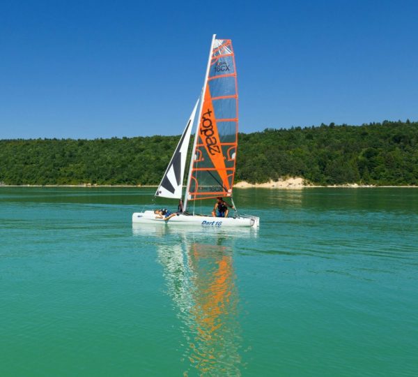 Catamaran à la base de Bellecin, © Stéphane Godin/Jura Toursime