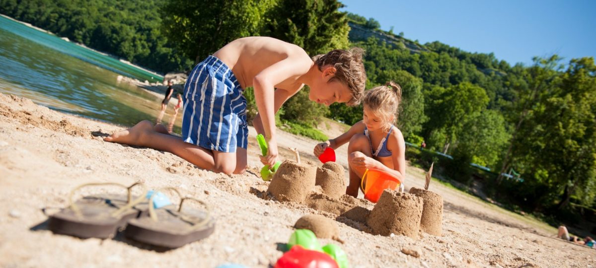 Enfants jouant dans le sable au lac de Chalain