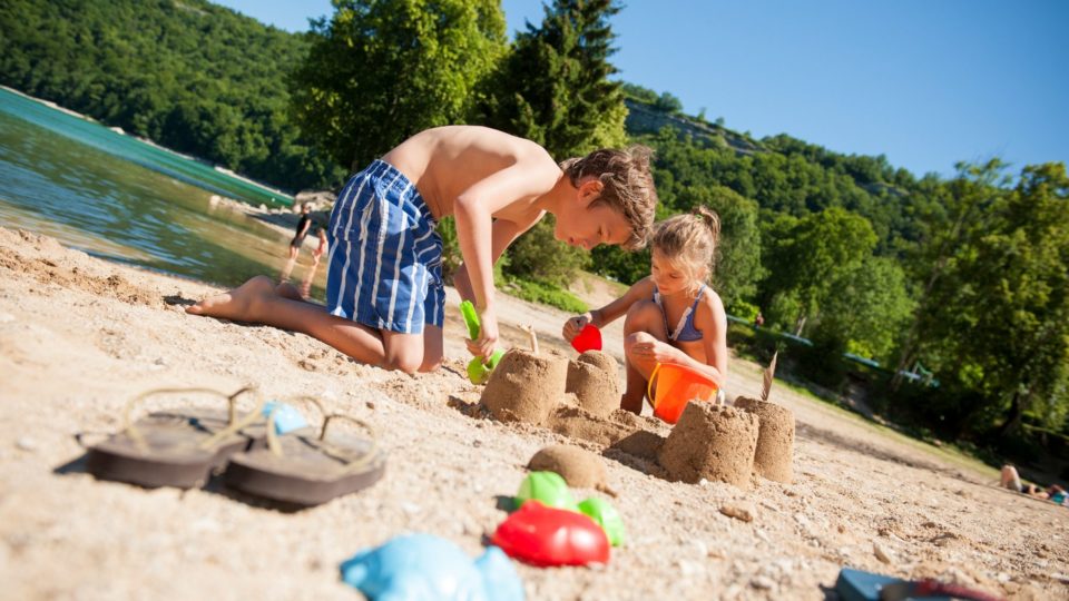 Enfants jouant dans le sable au lac de Chalain