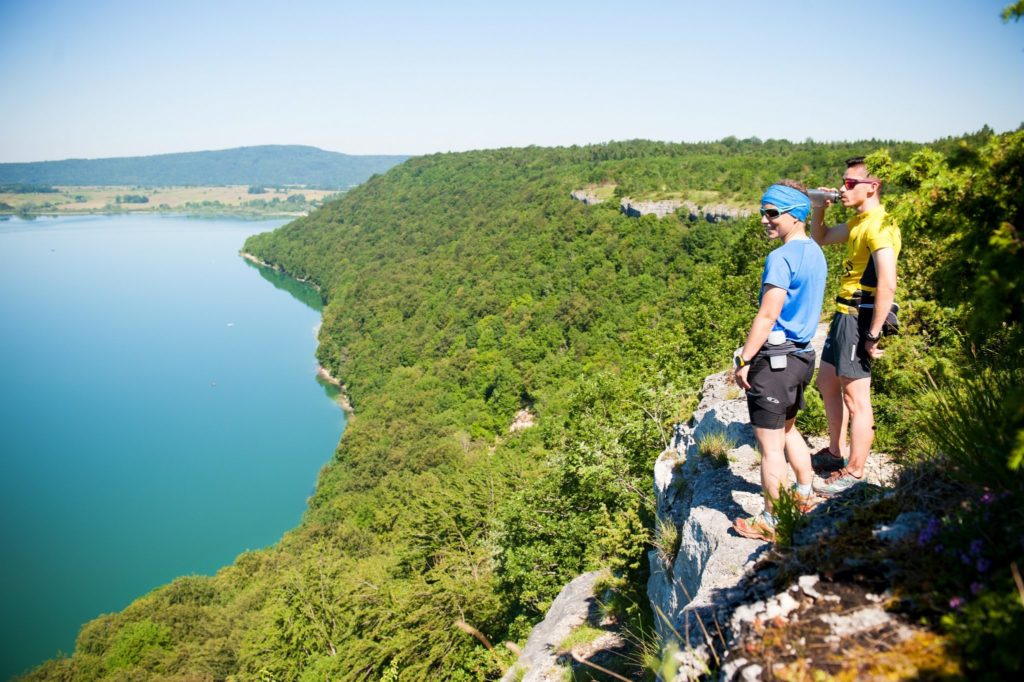 Trail au belvédère de Fontenu - Vue sur le lac de Chalain © Benjamin Becker/Jura Tourisme