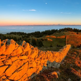 Murger et vue sur les Alpes en haut de la Dôle