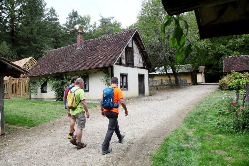 Randonneurs aux baraques du 14 en forêt de Chaux © Vincent Gaudin/Jura Tourisme