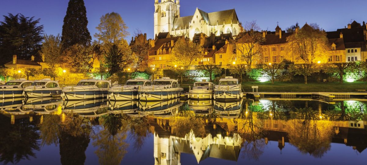 Vue sur la collégiale et le port de Dole