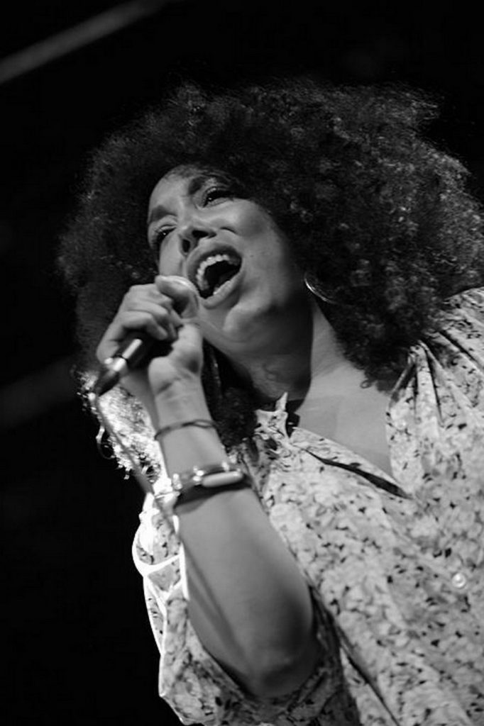Chanteuse au Festival Azimut Blues