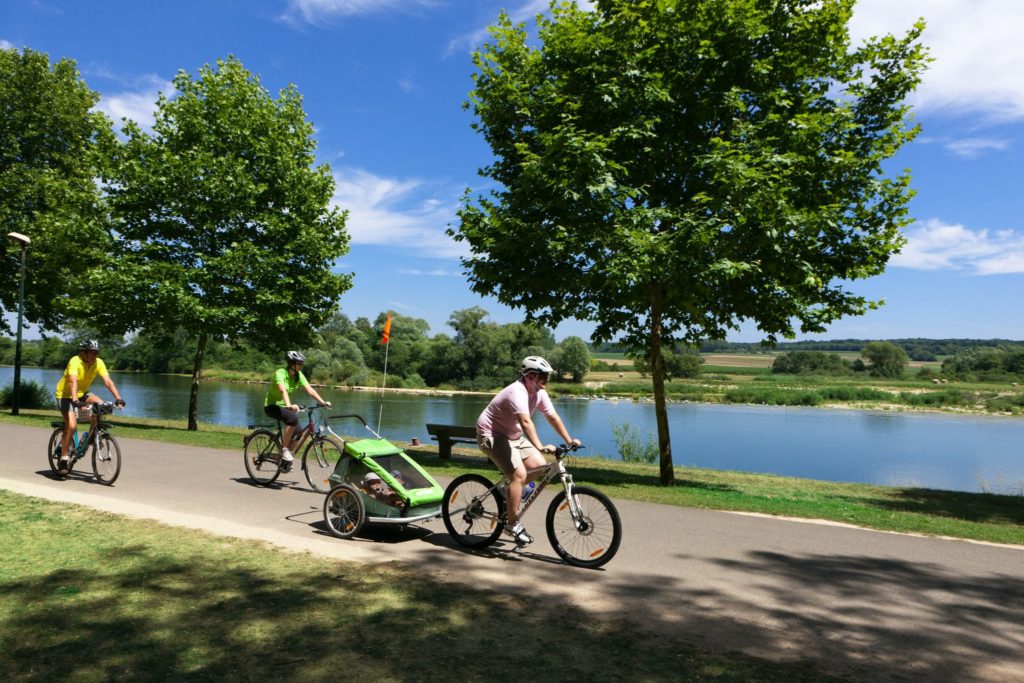Cyclistes sur l’EuroVelo 6 à Rochefort-sur-Nenon © Stéphane Godin / Jura Tourisme