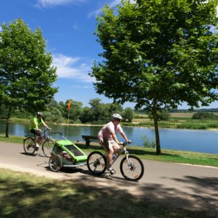 Cyclistes sur l’EuroVelo 6 à Rochefort-sur-Nenon