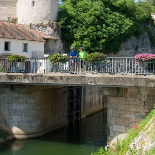 Famille à vélo sur une écluse de l’EuroVelo 6 à Rochefort sur Nenon