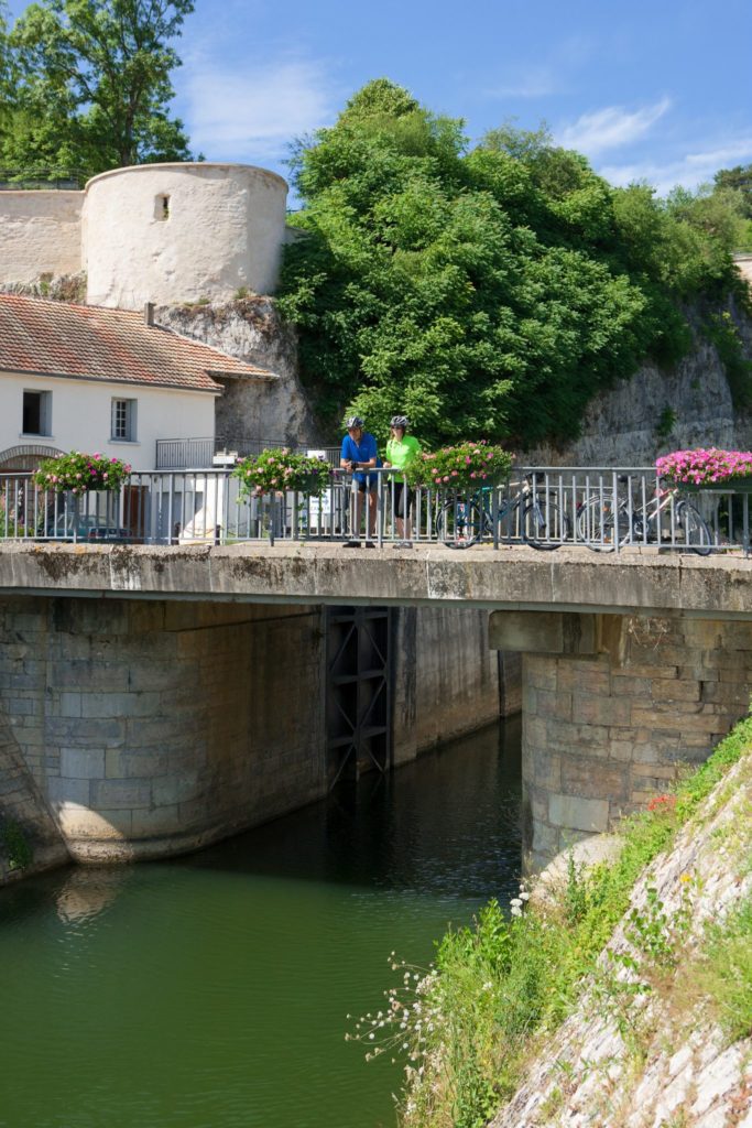 Famille à vélo sur une écluse de l’EuroVelo 6 à Rochefort sur Nenon