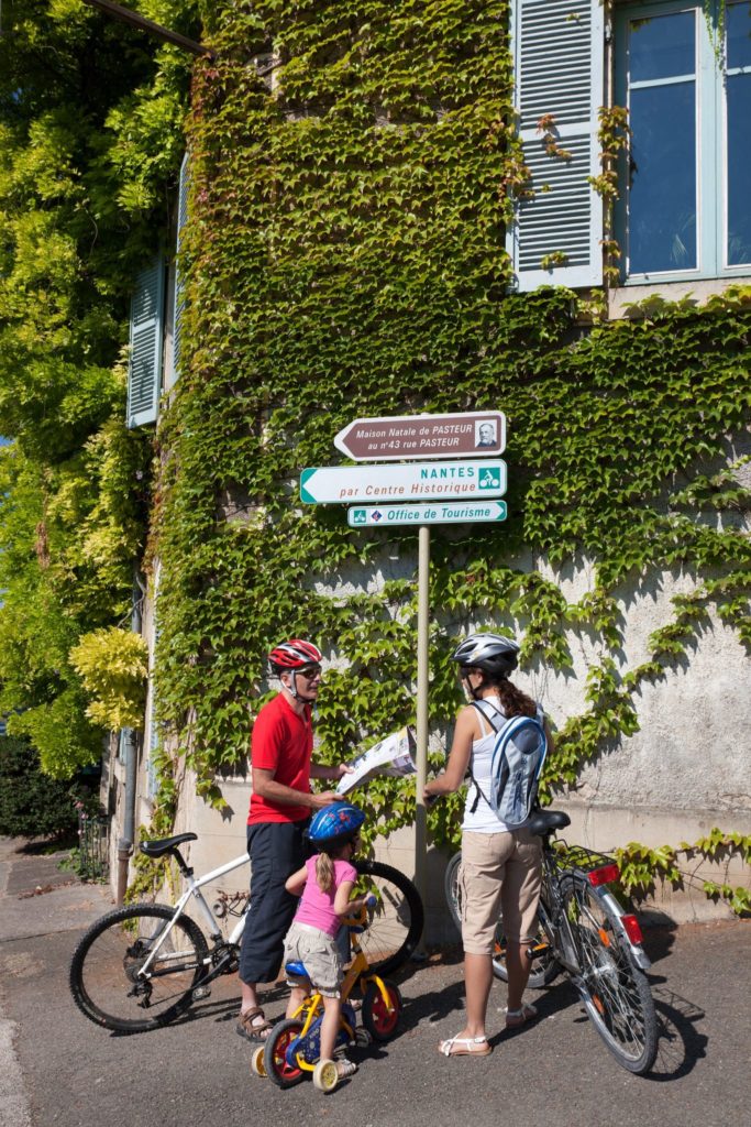 Famille à vélo sur l’EuroVelo 6 à Dole © Stéphane Godin / Jura Tourisme