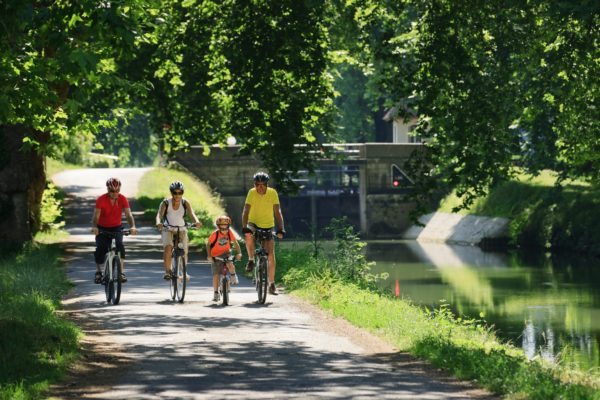 Famille sur l’EuroVelo 6 dans le Jura
