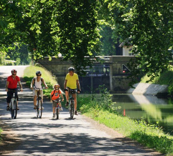 Famille sur l’EuroVelo 6 dans le Jura
