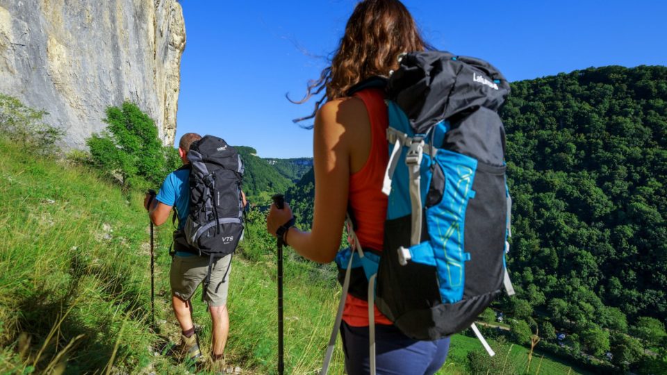 Couple de randonneurs sur l’Echappée Jurassienne