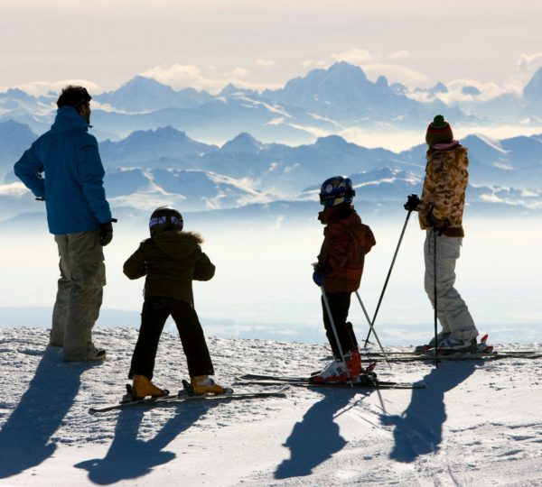 Famille en ski de descente à la Station des Rousses