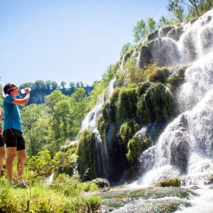 Traileuses devant la cascade de tufs de Baume-les-Messieurs