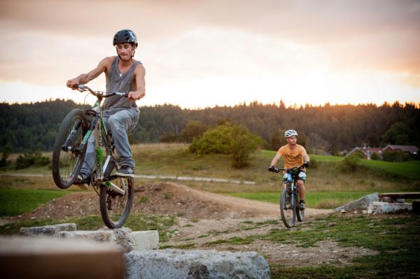 Vététiste en trial sur le Ludy Park de Morbier