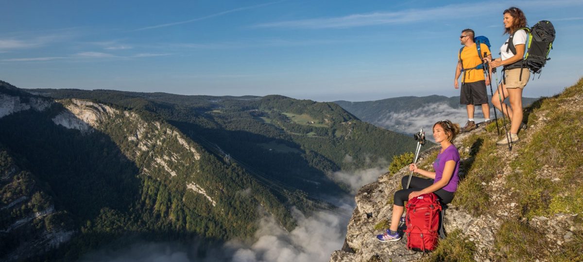 Randonneurs sur l’Échappée Jurassienne dans le Haut-Jura