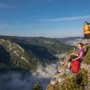 Randonneurs sur l’Échappée Jurassienne dans le Haut-Jura