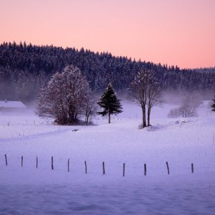 Couché de soleil sur une combe enneigée