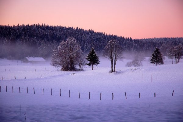 Couché de soleil sur une combe enneigée