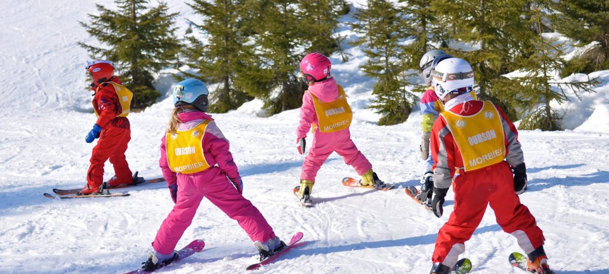 Enfants en apprentissage à l’école de ski