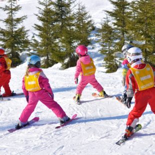Enfants en apprentissage à l’école de ski