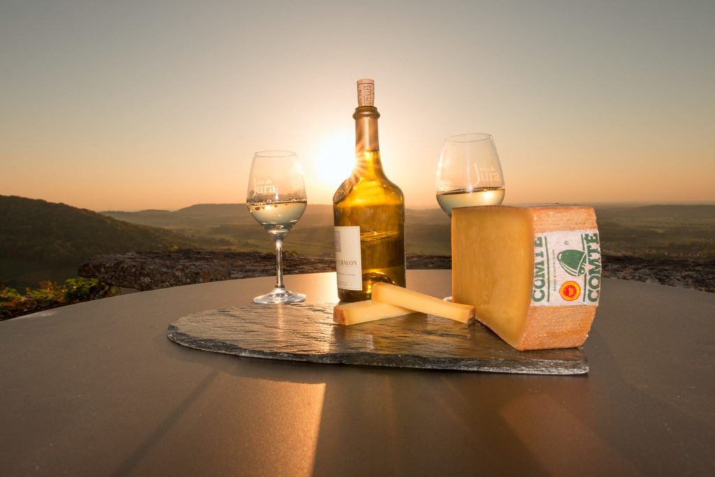 Dégustation de Comté et de Vin Jaune à Château-Chalon © Nicolas Gascard  / Jura Tourisme