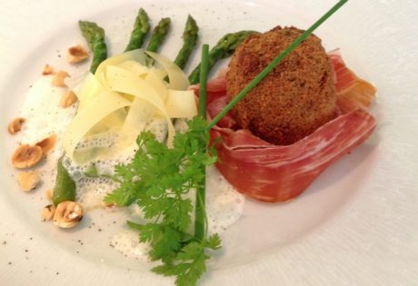 Oeuf bio cuit « mollet », pané à la noisette... © Hôtel-restaurant Parenthèse