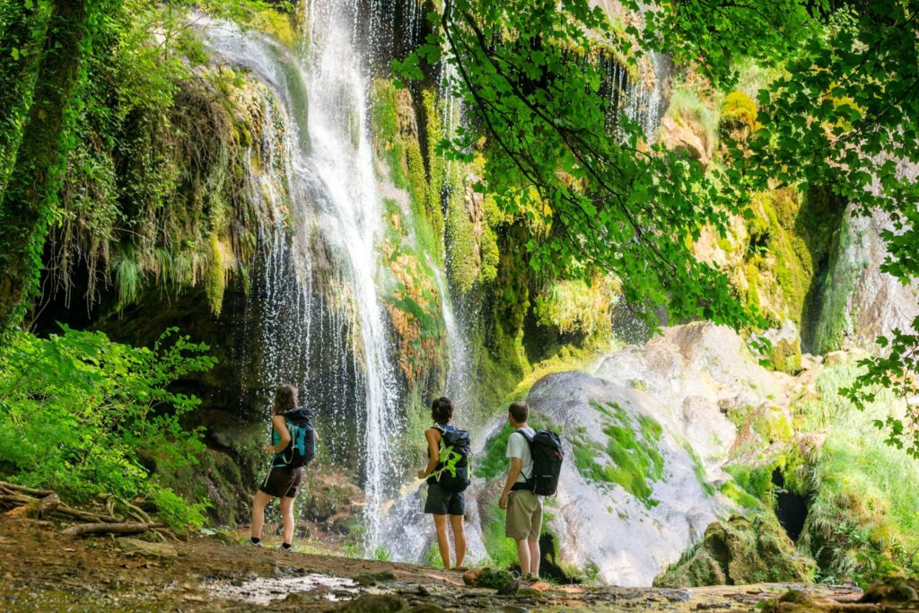 Randonneurs à la cascade de Baume-les-Messieurs © Stéphane Godin/Jura Tourisme