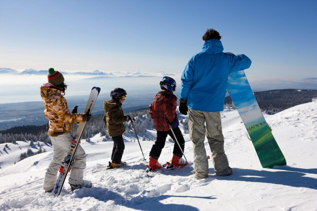 Famille en ski et snowboard sur la Station des Rousses