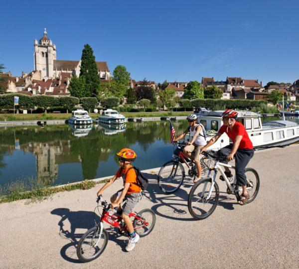Balade à vélo sur l’EuroVélo6 à Dole © Stéphane Godin/Jura Tourisme