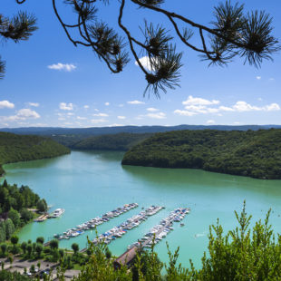 Port du Surchauffant sur le Lac de Vouglans
